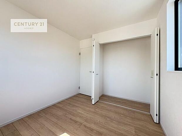 掃き出し窓がないお部屋は、お子様のお部屋としても安心です!収納スペースも充実しているので散らかったお部屋をサッと片付けられます!
