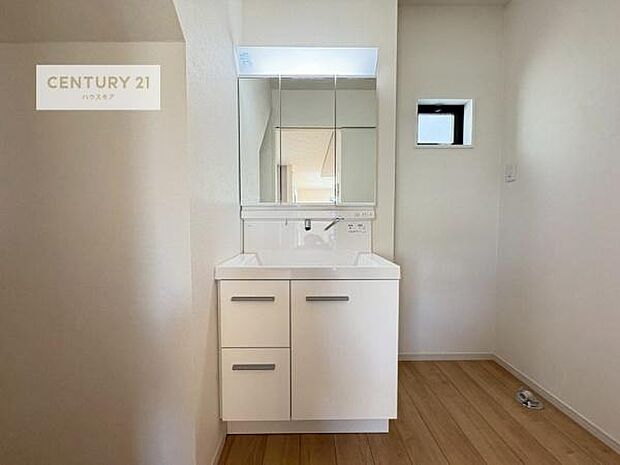 三面鏡仕様の洗面所は、身だしなみがしやすい造り!裏は収納になっています。ドライヤーやお化粧道具を片付けられるので洗面台周りをスッキリと見せることが出来ます!