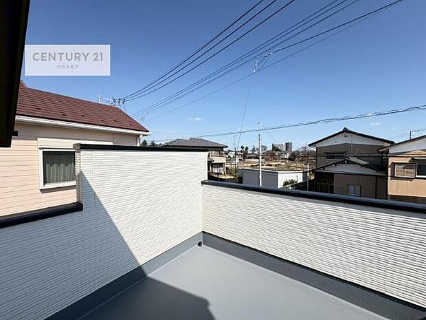 陽当たりの良いバルコニーで、お洗濯物もよく乾きそうですね!お天気の良い日にはバルコニーへ出てリフレッシュするのも気持ちよさそうです。