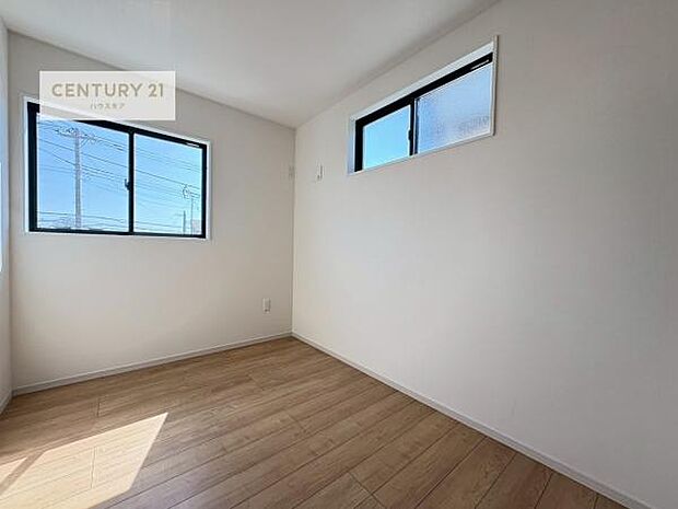 優しい光が差し込む洋室は、朝の目覚めも気持ちが良さそうですね。おうち時間もゆったりと過ごすことができます。