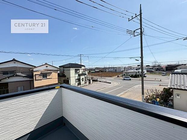 晴れた日には青い空を見渡せる開放的な時間を楽しめます。気持ちの良い風が通り抜ける街並みです!