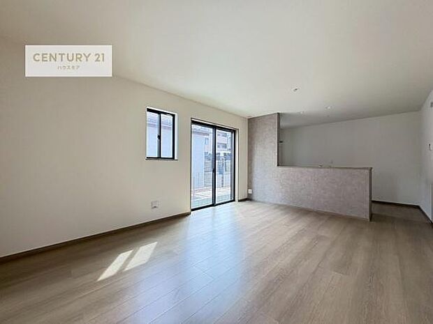 大きな窓からたっぷりの陽ざしが入る明るいリビング。開放感のあるリビングで家族団らんのくつろぎの時間を過ごせます!ご見学可能です!是非現地で陽当たりなどご体感くださいませ!