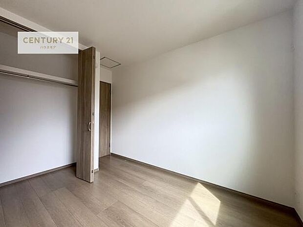 掃き出し窓がないお部屋は、お子様のお部屋としても安心です!収納スペースも充実しているので散らかったお部屋をサッと片付けられます!