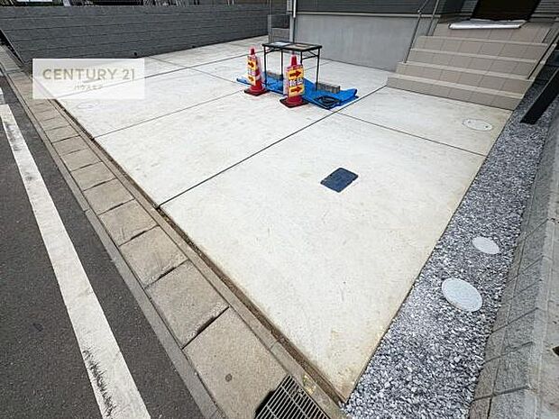 駐車スペースは2台分あります!セカンドカーはもちろん、バイクや自転車なども置き場所に困りません。