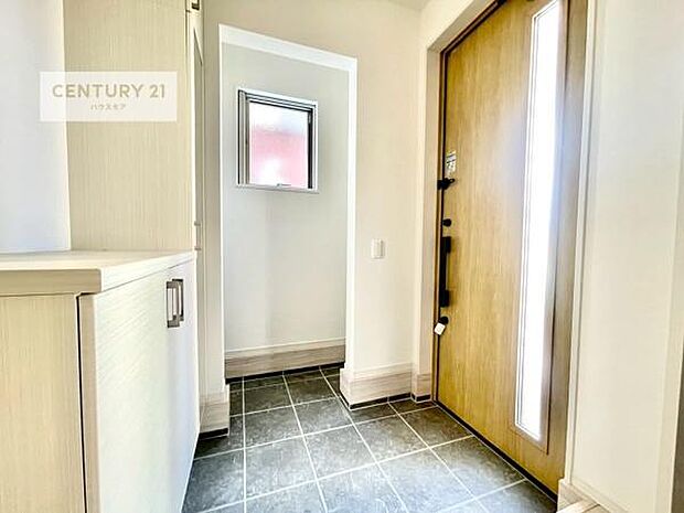 落ち着きのある広々とした玄関です!収納スペースも充実しています!