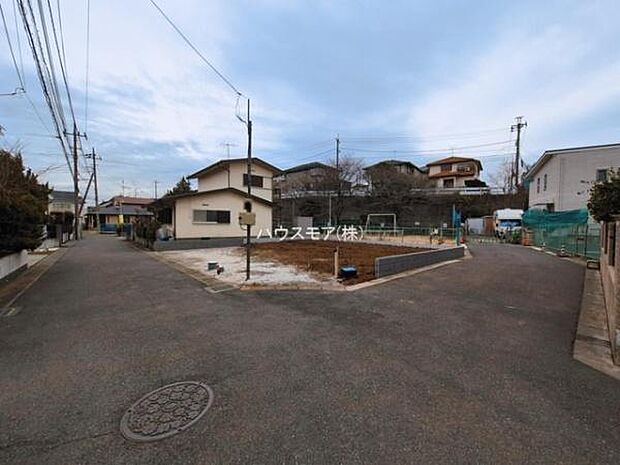 前面道路は4.4m×4.7m!陽当り良好な立地です。車庫入れが苦手な方も安心ですね。