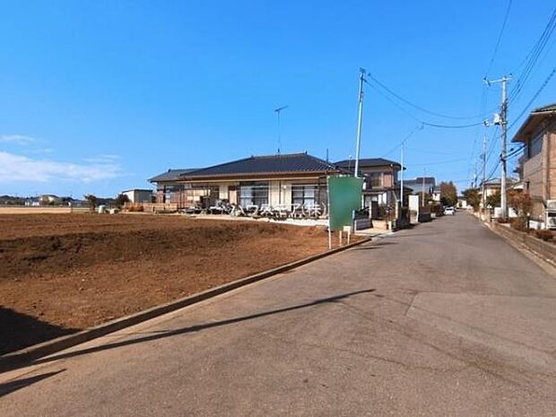 前面道路は6m!陽当り良好な立地です。車庫入れが苦手な方も安心ですね。