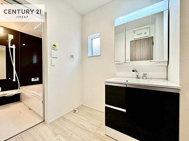 小窓付きの明るい洗面室です!湿気もすぐに入れ替えができて清潔に保つことができます!自然光が差し込むのでお化粧の仕上がりも良くなりますね!