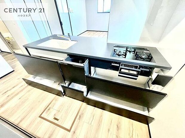 収納スペースが豊富で、調理スペースがスッキリと片付きひろ~く活用できます!快適に作業ができます!毎日の料理が捗ります!