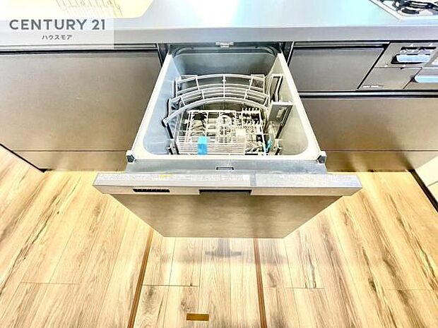 食洗機付き!忙しい時や冬場は手荒れ防止として大活躍します!ビルトイン仕様なので、場所も取らず調理スペースも広く使えて手際よく作業が出来ます!