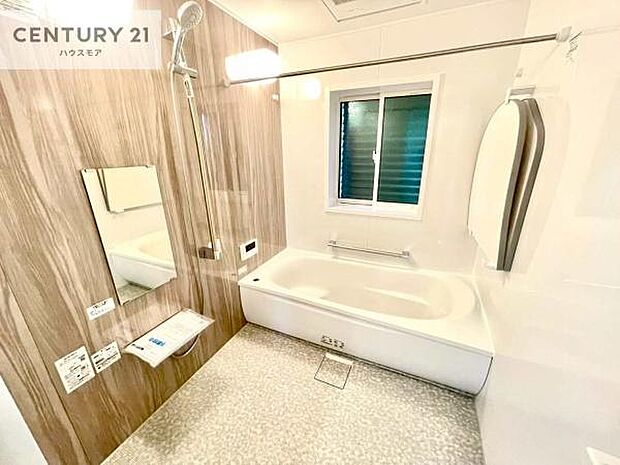 落ち着きある大人の雰囲気のバスルームは、シックなデザインでバスタイムが充実!お仕事頑張っているご褒美にお好みの匂いの入浴剤を入れて、楽しんでみてはいかがでしょうか?