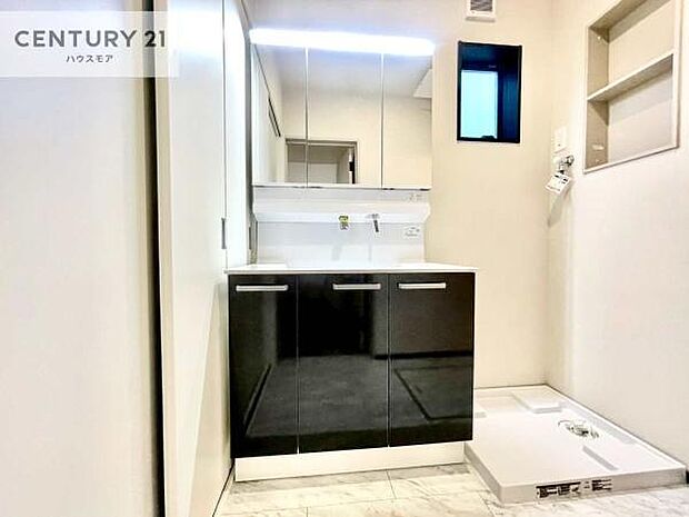 三面鏡仕様の洗面所は、身だしなみがしやすい造り!裏は収納になっています。ドライヤーやお化粧道具を片付けられるので洗面台周りをスッキリと見せることが出来ます!