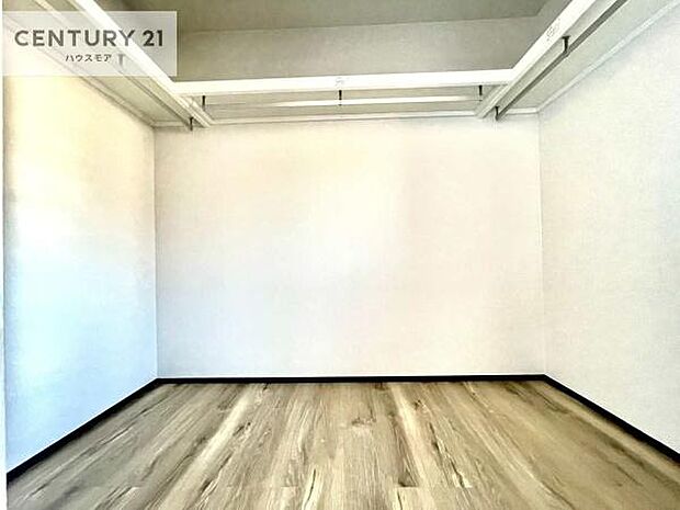 たっぷりの収納スペースで、暮らしがすっきり整う住まい。家族の荷物もきれいに片付き、毎日を快適に過ごせます。