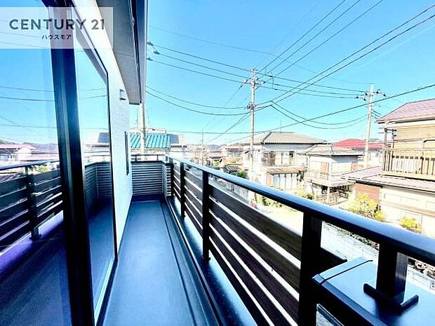 陽当たり良好なバルコニーです!晴れた日には青い空を見渡せる開放的な時間を楽しめます。