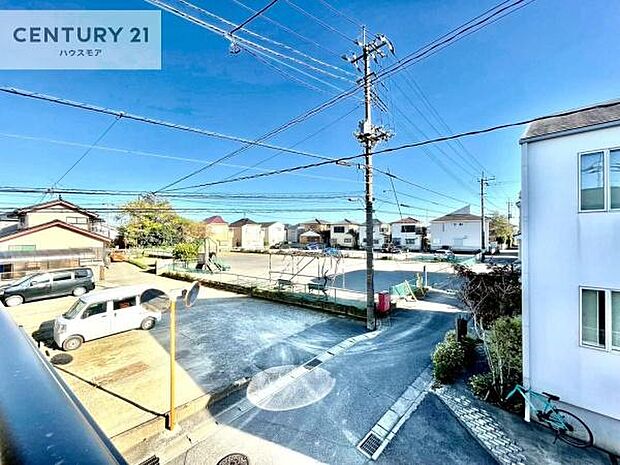 晴れた日には青い空を見渡せる開放的な時間を楽しめます。気持ちの良い風が通り抜ける街並みです!