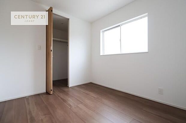 掃き出し窓がないお部屋は、お子様のお部屋としても安心です!収納スペースも充実しているので散らかったお部屋をサッと片付けられます!