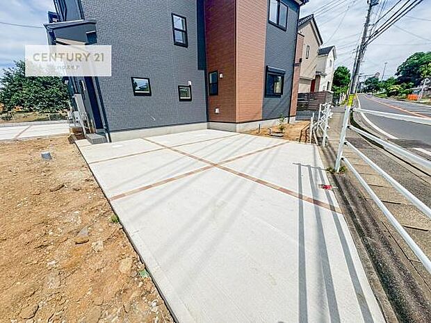 駐車スペースは2台分あります!セカンドカーはもちろん、バイクや自転車なども置き場所に困りません。