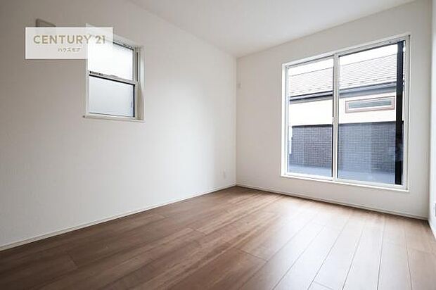 バルコニーに面している洋室です。明るく温もりがあり、換気もしっかりできます!朝起きて、外に出て背伸びをしつつ深呼吸をし良い朝を迎え入れることが出来そうですね!