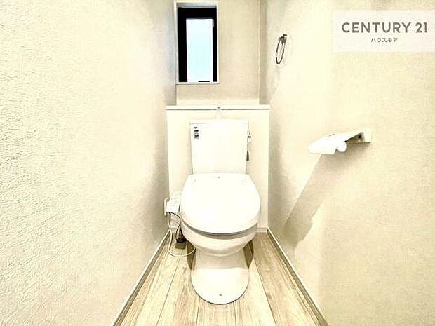 1・2階にトイレがございます!朝の忙しい時間帯も待たずにすみそうですね。白を基調とした清潔感のあるトイレでお手入れがしやすいです!