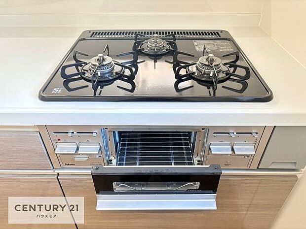 コンロは三口あるのでお料理の同時進行ができます。もちろんグリル付きです。調理スペースも広々している為作業がしやすい!使い勝手が良いシステムキッチンです!(同仕様)
