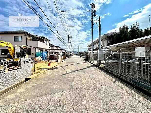 前面道路5.9m!陽当り良好な立地です。車庫入れが苦手な方も安心ですね。