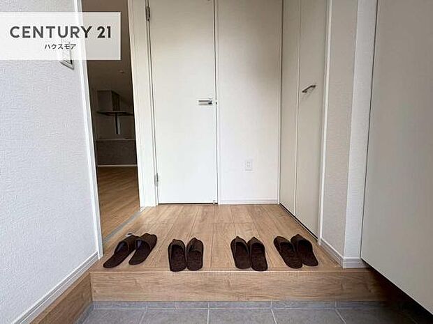 疲れて帰ってきても、ただいま!を言いたくなる、優しく迎え入れてくれる空間になっています。明るく温もり溢れる玄関です!