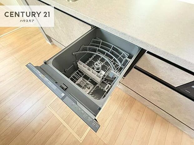 食洗機付きのキッチンです!忙しい時や手荒れ防止として大変活躍する便利な仕様です!ビルトインなのでキッチンの場所を取らず調理スペースを広く使うことが出来ます!