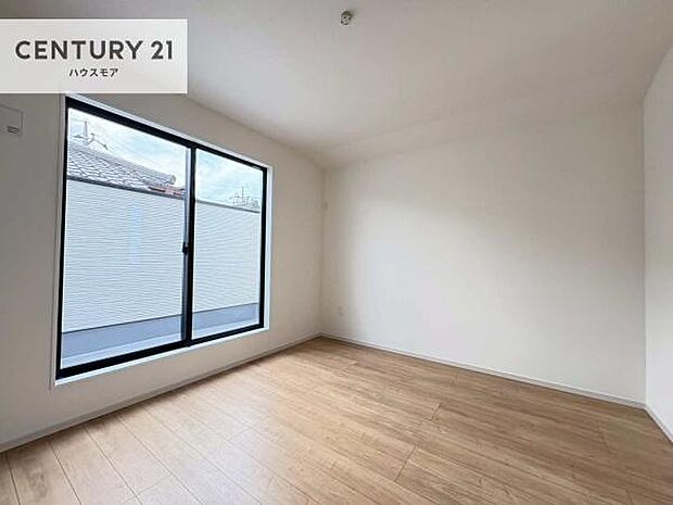 バルコニーへ面した洋室なので天気のいい日はバルコニーへ出てリフレッシュするのもいいですね!充実したプライベートタイムが送れる洋室!陽当たり、風通し良好です。