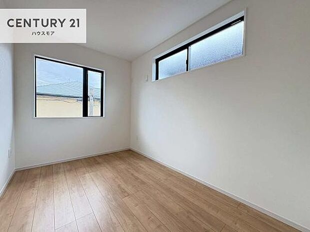 2面採光を確保した明るい室内は、風通しも良く、明るく大変居心地の良い空間となっております。リラックスして過ごせる心地の良いお部屋です!