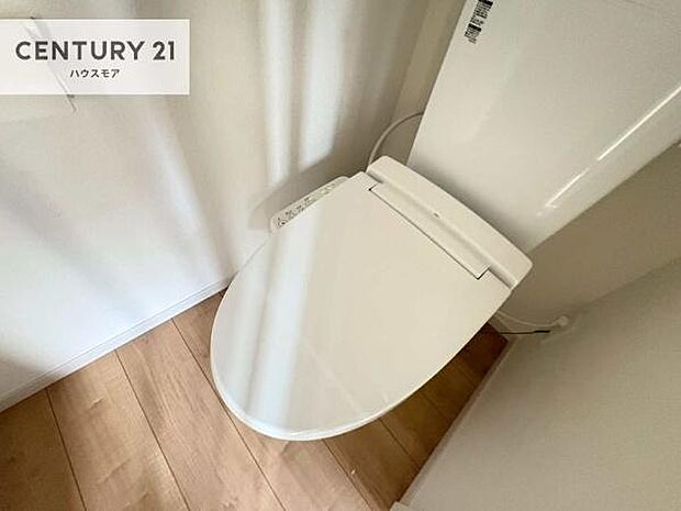 1・2階にトイレがございます!朝の忙しい時間帯も待たずにすみそうですね。白を基調とした清潔感のあるトイレでお手入れがしやすいです!