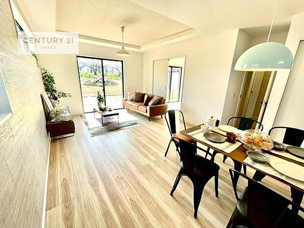 広々ダイニングスペース!ゆったりお食事。笑い声響く楽しい時間が過ごせます。日々の疲れも癒されます!