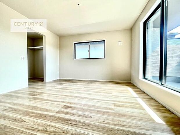 バルコニーに面している洋室です。明るく温もりがあり、換気もしっかりできます!朝起きて、外に出て背伸びをしつつ深呼吸をし良い朝を迎え入れることができます。