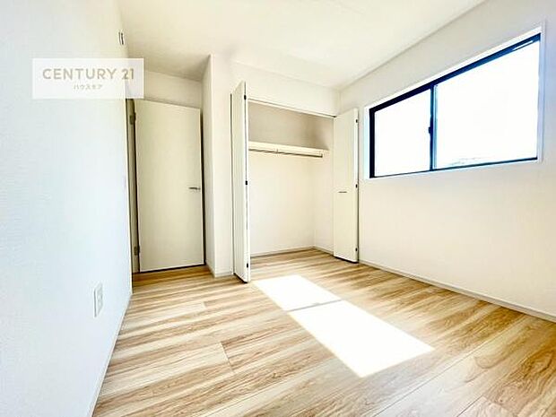 掃き出し窓がないお部屋は、お子様のお部屋としても安心です!収納スペースも充実しているので散らかったお部屋をサッと片付けられます!