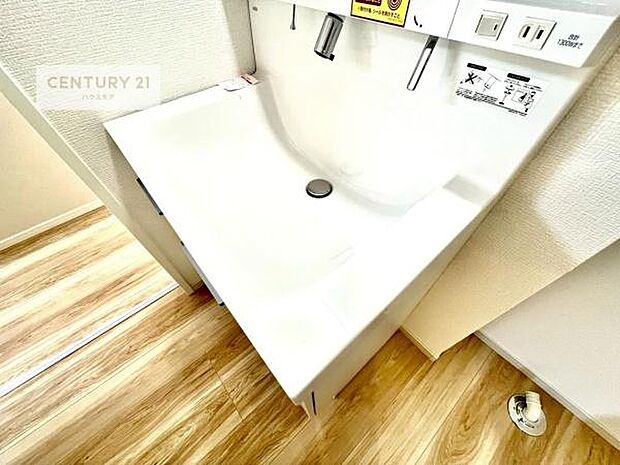 深い洗面台ボウルは、水が跳ねにくいのでお手入れが楽々!清潔感が保てます!キレイな洗面所で自分磨きのモチベーションが上がりますね!