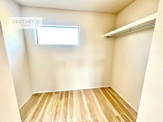 ウォークインクローゼット付きです。たくさんのお洋服などを収納しておけそうですね!他にも扇風機や加湿器など季節物の大きな家電も収納できます!