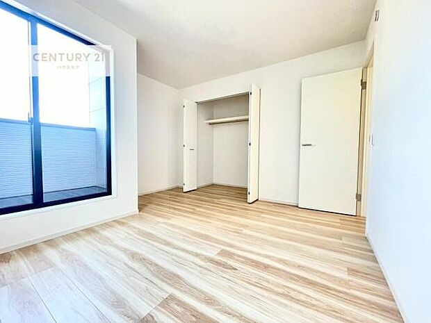 大きな窓からたっぷりと陽光が差し込み、室内を明るく心地よい空間に演出します。日中は自然の光に包まれながら、気持ちよくゆったりとお過ごしいただけるお部屋です。