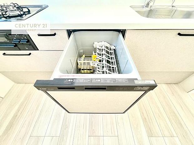 食洗機付きのキッチンです!忙しい時や手荒れ防止として大変活躍する便利な仕様です!ビルトインなのでキッチンの場所を取らず調理スペースを広く使うことが出来ます!