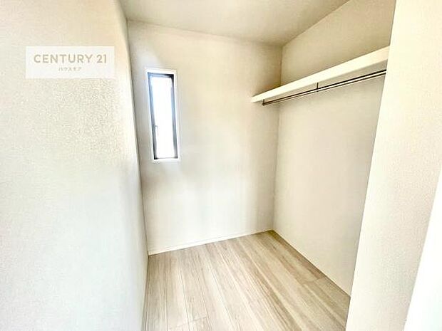 ウォークインクローゼット付きです。たくさんのお洋服などを収納しておけそうですね!他にも扇風機や加湿器など季節物の大きな家電も収納できます!