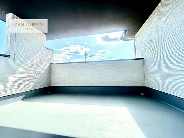 広々としているバルコニーです!お洗濯物を干すのはもちろん風に当たりながらくつろぎタイムが送れます!