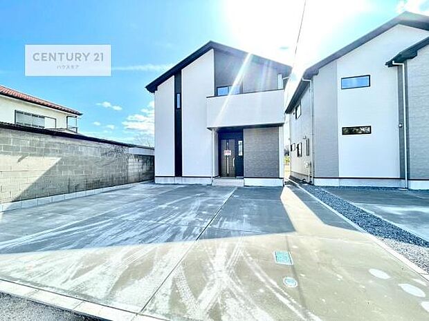 駐車スペースは3台分あります!セカンドカーはもちろん、バイクや自転車なども置き場所に困りません。