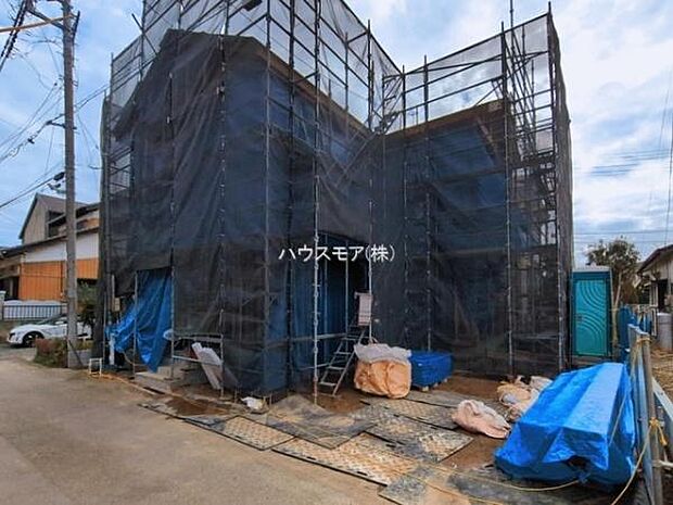 駐車スペースは2台分あります!セカンドカーはもちろん、バイクや自転車なども置き場所に困りません。