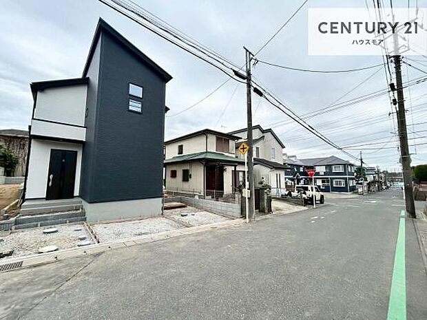 前面道路は6m!陽当り良好な立地です。車庫入れが苦手な方も安心ですね。