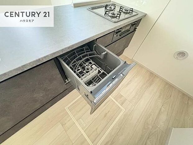 食洗機付きのキッチンです!忙しい時や手荒れ防止として大変活躍する便利な仕様です!ビルトインなのでキッチンの場所を取らず調理スペースを広く使うことが出来ます!
