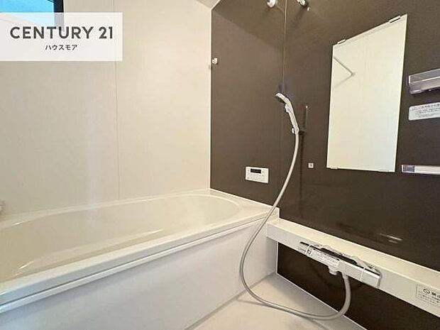 落ち着きある大人の雰囲気のバスルームは、味が出ていてバスタイムが充実!お仕事頑張っているご褒美にお好みの匂いの入浴剤を入れて、楽しんでみてはいかがでしょうか?