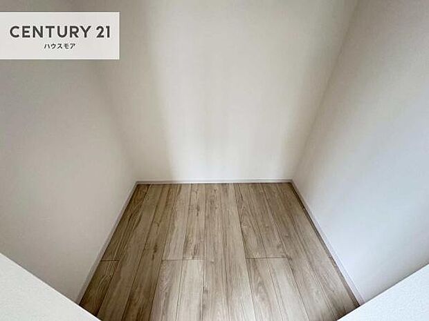 ウォークインクローゼット付きです。たくさんのお洋服などを収納しておけそうですね!他にも扇風機や加湿器など季節物の大きな家電も収納できます!