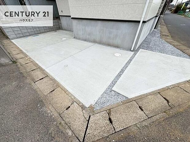 駐車スペースは2台分あります!セカンドカーはもちろん、バイクや自転車なども置き場所に困りません。