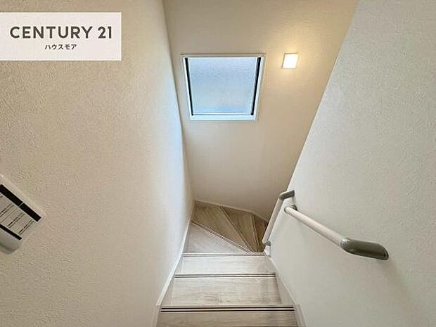 階段は明るく手摺りもついています!お子様やご年配の方も安心してご利用頂けますね!