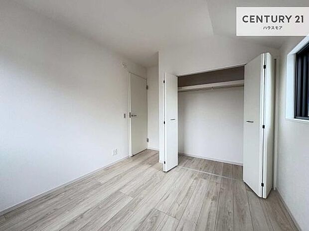 掃き出し窓がないお部屋は、お子様のお部屋としても安心です!収納スペースも充実しているので散らかったお部屋をサッと片付けられます!
