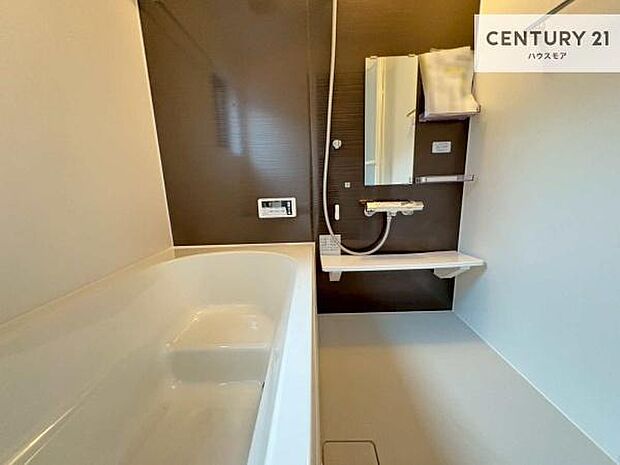 落ち着きある大人の雰囲気のバスルームは、味が出ていてバスタイムが充実!お仕事頑張っているご褒美にお好みの匂いの入浴剤を入れて、楽しんでみてはいかがでしょうか?