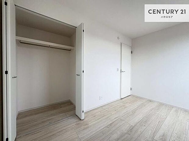 洋室は子供部屋や寝室、色々と用途多彩に利用できますね。収納力もたっぷりなので、広々気持ちよく過ごすことができます。